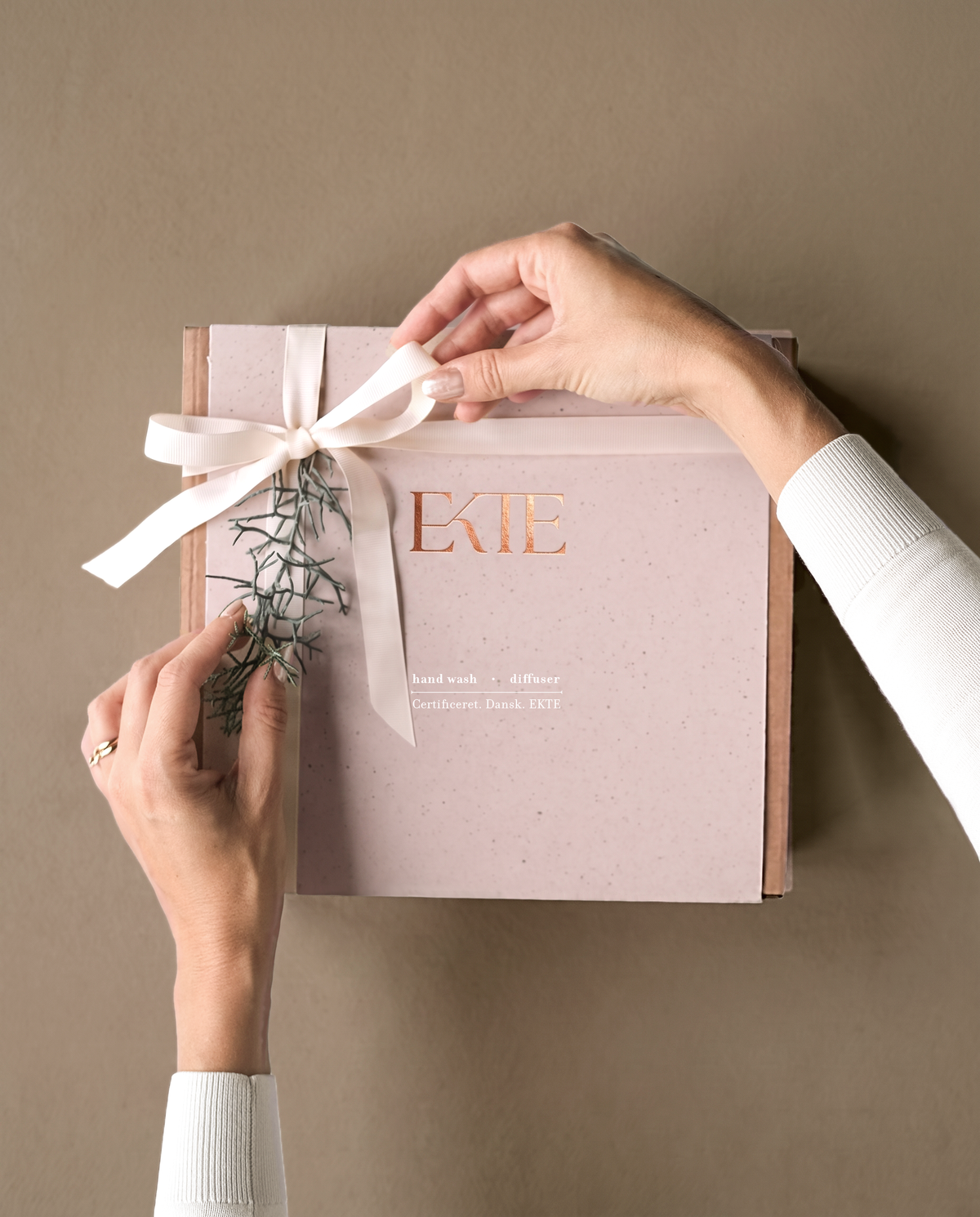 Gift Box Magnolia Petals & Crushed Mint